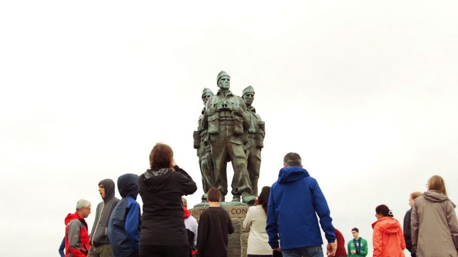 From Edinburgh: Loch Ness and Highlands Tour in Spanish - Commando Memorial and Ben Nevis, stories plus a dramatic viewpoint