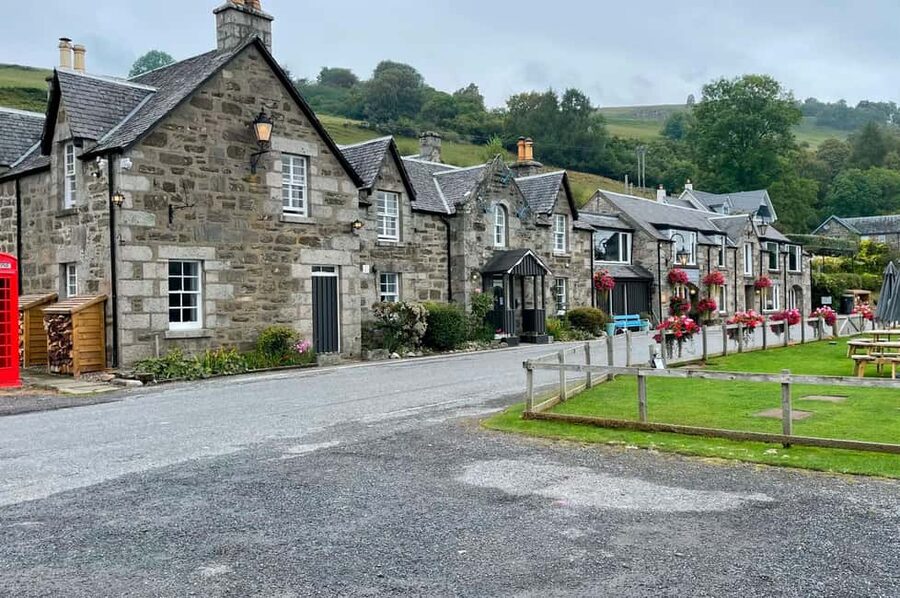 From Edinburgh: Loch Ness and Highlands Tour in Spanish - Pitlochry as the calm end of the day, plus a real chance to breathe