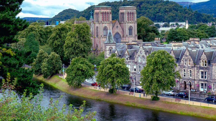 From Edinburgh: Loch Ness and Highlands Tour in Spanish - Spanish guide storytelling, why the best moments land harder