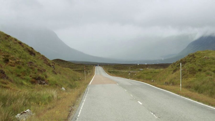 From Edinburgh: Loch Ness and Highlands Tour in Spanish - Callander stop and Glencoe photo time, the perfect quick-hit combo