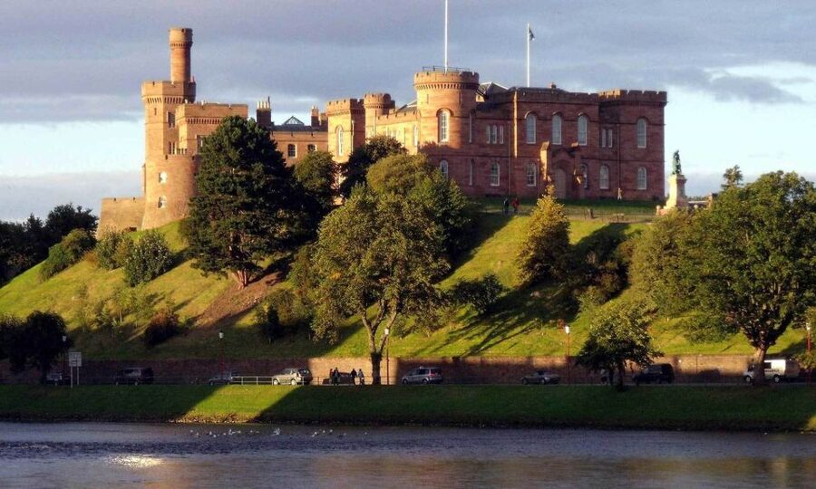 From Edinburgh: Loch Ness & Inverness Tour in Spanish - From Edinburgh to the Highlands, With Spanish Running the Show