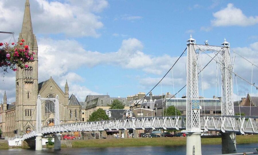 From Edinburgh: Loch Ness & Inverness Tour in Spanish - Inverness Time: Lunch and Sightseeing on Your Terms