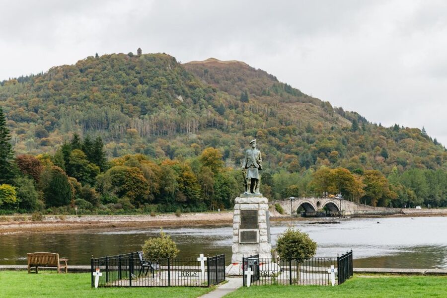 From Glasgow: Oban, Glencoe, Highland Lochs & Castles Tour - Oban lunch in the harbor: Gateway to the Isles energy