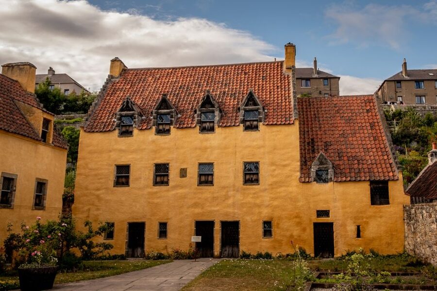 From Glasgow: Outlander Adventure Tour with Tickets - Passing Stirling, Then Riding Into Falkland as Inverness