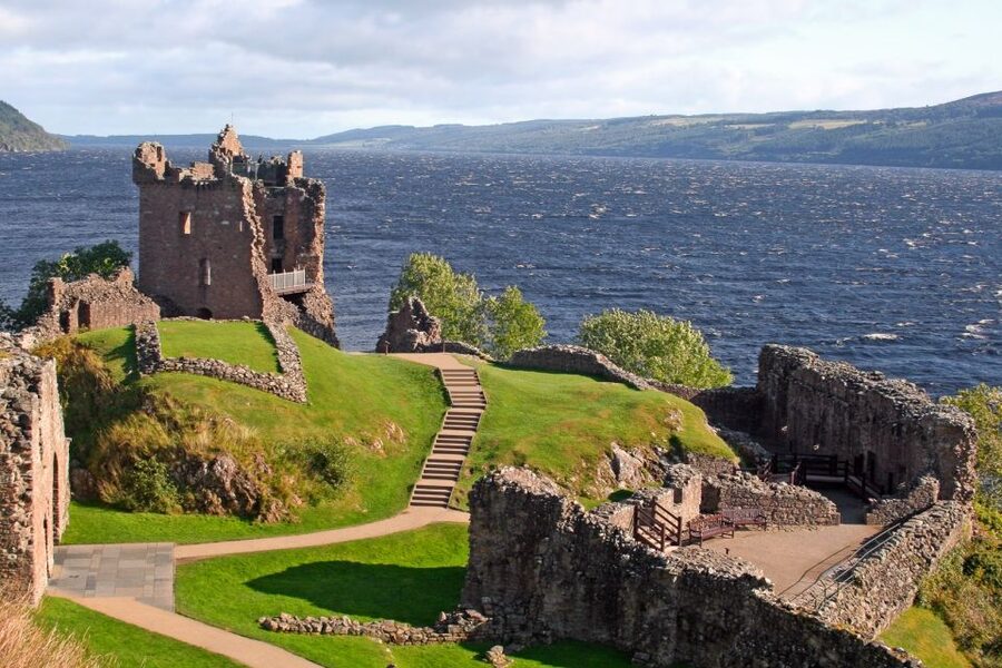 From Inverness: Loch Ness Cruise and Urquhart Castle - Food, warmth, and comfort on cold Loch Ness days