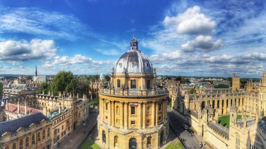 From London: Oxford and Cambridge Universities Tour - Your headset makes the city walks easier than you think