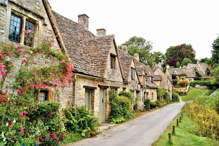 From London: Oxford and Cotswolds Villages Day Trip - Coach time, live guide energy, and why the narration matters