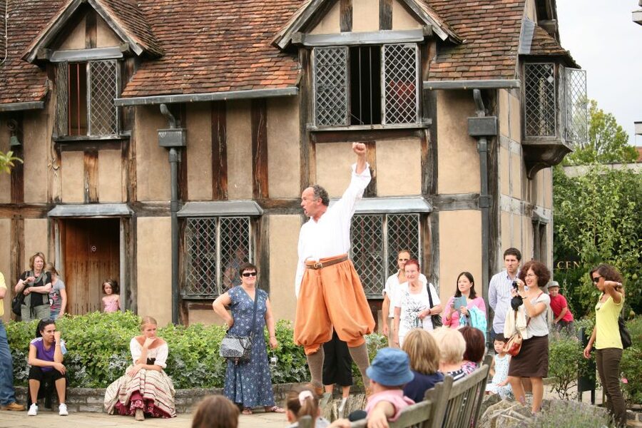 From London: Shakespeare's Stratford-upon-Avon Day Trip - On-Board Guidance vs. Self-Guided House Visits