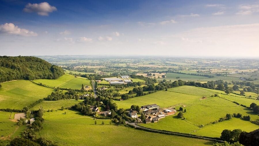 From London: Small Group Stonehenge, Bath & Cotswolds Tour - A One-Day Circuit Through Stonehenge, Bath, and Castle Combe