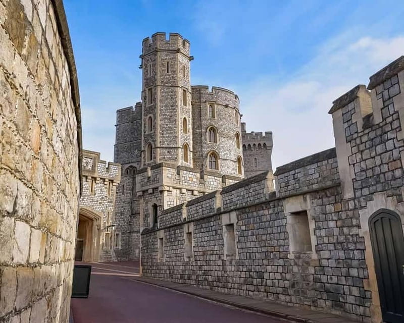From London: Stonehenge & Windsor Castle Tour with Tickets - The coach ride to Windsor, plus when to grab food