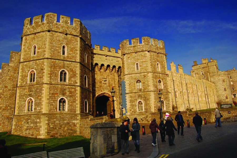 From London: Windsor Castle and Stonehenge Day Trip - The drive from London, and why the timing feels different