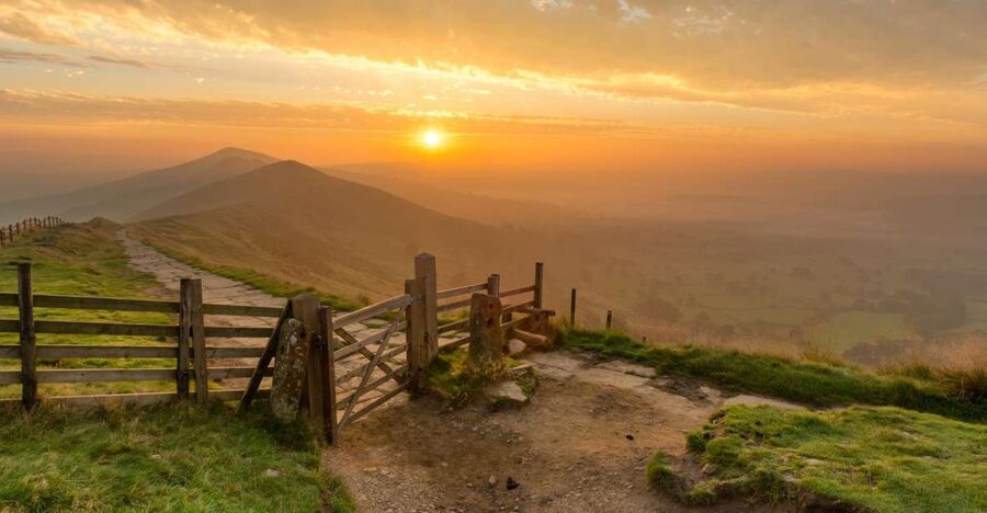 From Manchester: Derbyshire and Peak District Day Trip - How the small-group bus ride actually helps