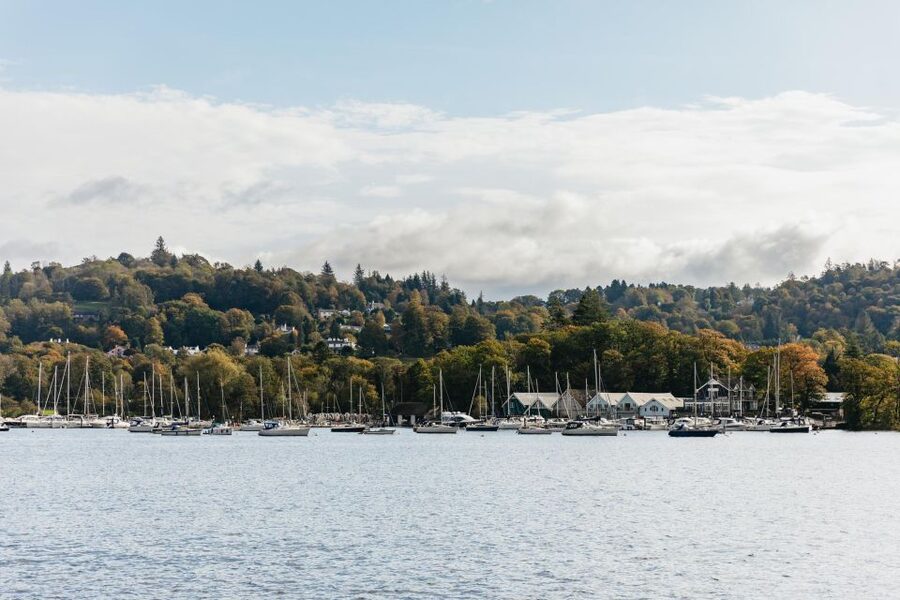 From Manchester: Lake District Bus Tour & Windermere Cruise - How the day stays fun: guides, pacing, and that “set by stories” feeling