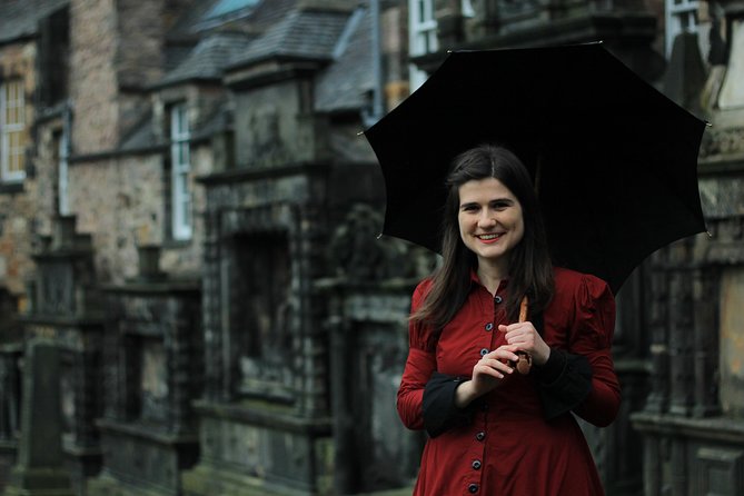 Ghost Tour in Spanish - The Guides in Spanish: Rosa Mari and Deacon Brodie Style