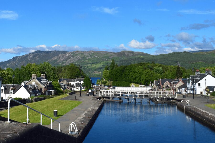 Glasgow: Loch Ness, Glencoe and the Highlands Tour - Glencoe Photo Stop: Dramatic Views and Darker Context