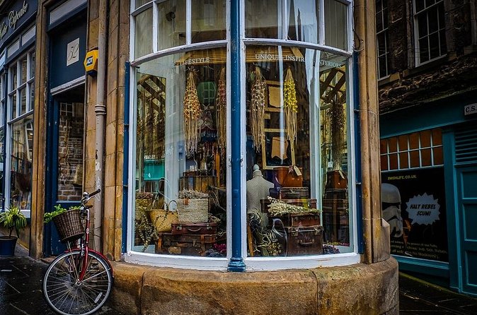 Guided 60-Minute Photography and sightseeing Tour in Edinburgh - Greyfriars Bobby: Storytelling Plus Editing for Instagram