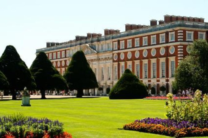Hampton Court Guided Tour. Full day Access & High Tea - Getting There and Starting at the Right Spot (11:00am Matters)