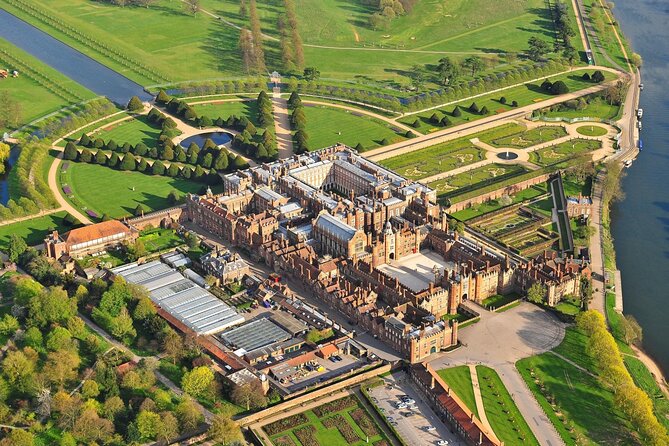 Hampton Court Guided Tour. Full day Access & High Tea - Hampton Court Park First, Then the Gardens (30 Minutes That Sets the Tone)