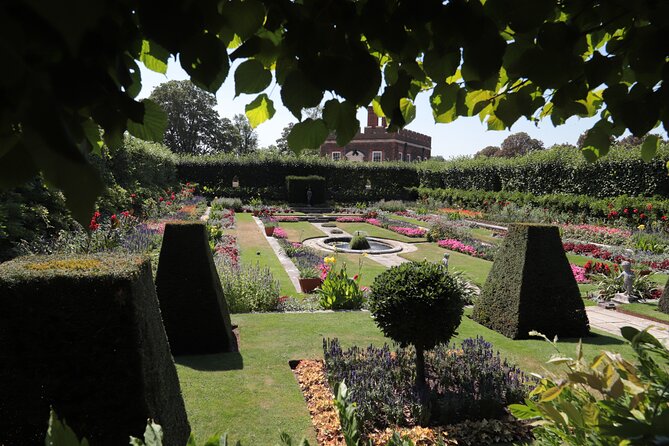 Hampton Court Guided Tour. Full day Access & High Tea - What to Bring, What to Skip, and Who Should Be Careful