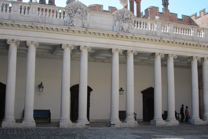 Hampton Court Palace 3hr tour: Henry VIII's & William III's intriguing Palaces - Price and what you actually get for $229 per group