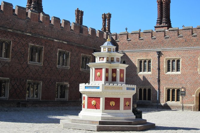 Hampton Court Palace 3hr tour: Henry VIII's & William III's intriguing Palaces - William III Palace: ceremonial stairs, weaponry, and optical tricks