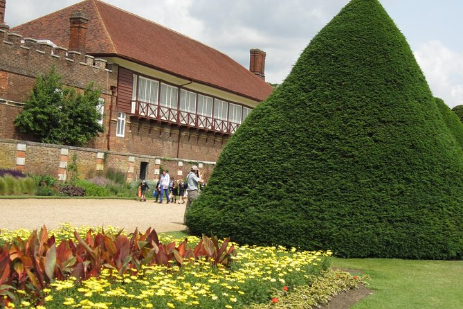 Hampton Court Palace 3hr tour: Henry VIII's & William III's intriguing Palaces - Sandy Rhodes, guide style, and why the tour feels tailored