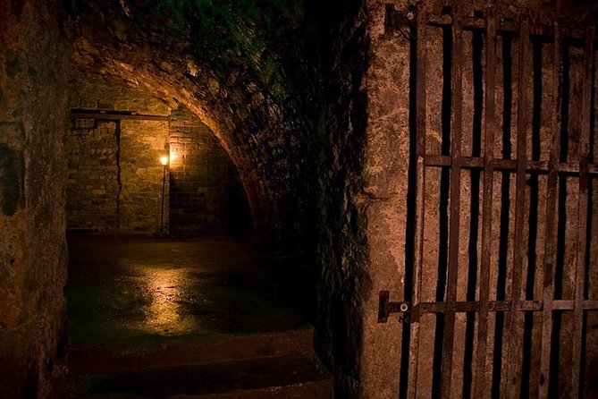 Haunted Vaults Walking Tour in Edinburgh - Stop 1 on the Royal Mile: Brief History Stops That Pay Off Later