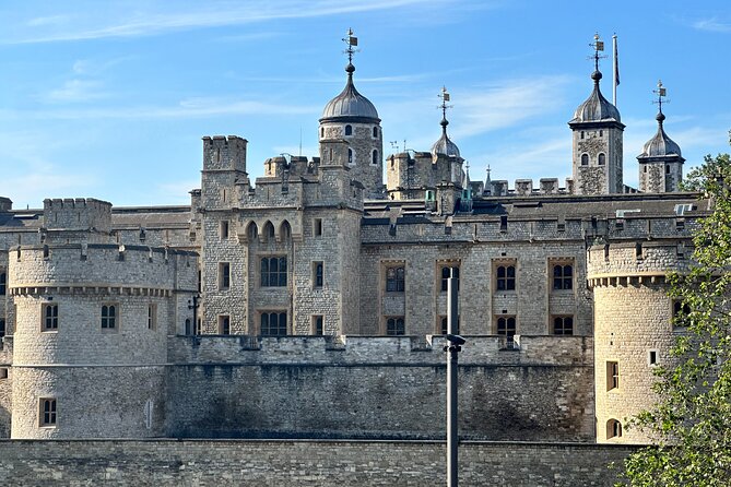 Kid-Friendly Private Tower of London Tour with Blue Badge Guide - Meeting at Tower Hill and staying comfortable for a 3-hour walk