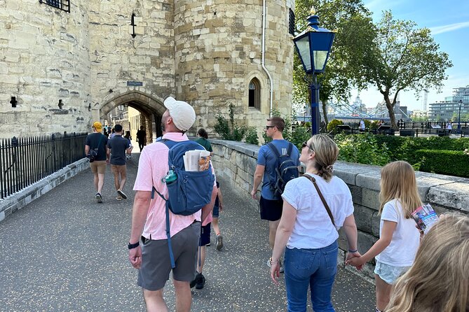 Kid-Friendly Private Tower of London Tour with Blue Badge Guide - The Crown Jewels gallery stop, plus what line time really means