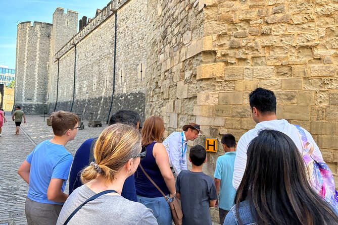 Kid-Friendly Private Tower of London Tour with Blue Badge Guide - The White Tower, Green Tower, and Medieval Palace route