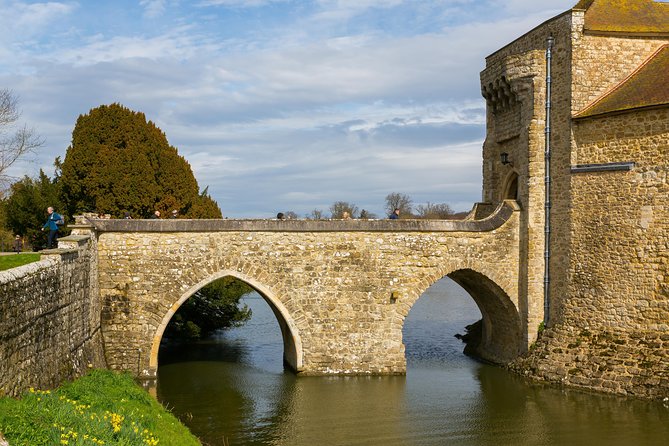 Leeds Castle, Cliffs of Dover and Canterbury Day Trip from London with Guided Cathedral Tour - The coach ride: comfort, Wi-Fi, and Vox headphones that do the heavy lifting