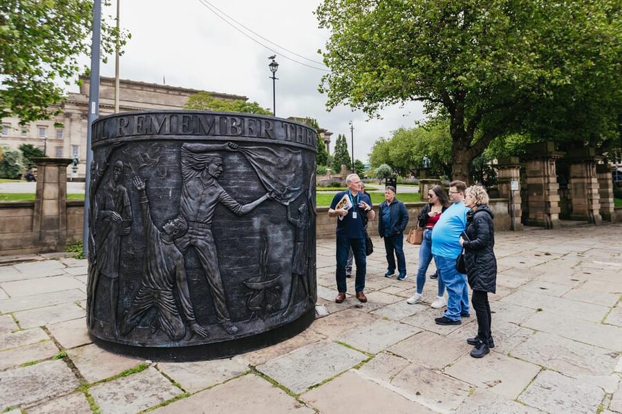 Liverpool: The Beatles and Cavern Quarter Walking Tour - The Beatles Statue and Liverpool Town Hall: final photos and finishing strong