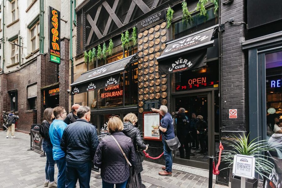 Liverpool: The Beatles and Cavern Quarter Walking Tour - Meeting at Queen Victoria Monument, then getting your bearings fast