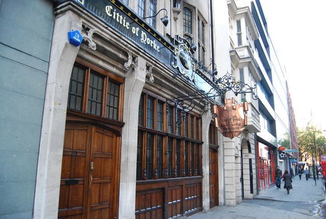 London: 2-Hour Historic Pub Tour - The walking route: back alleys, modern city views, and story stops