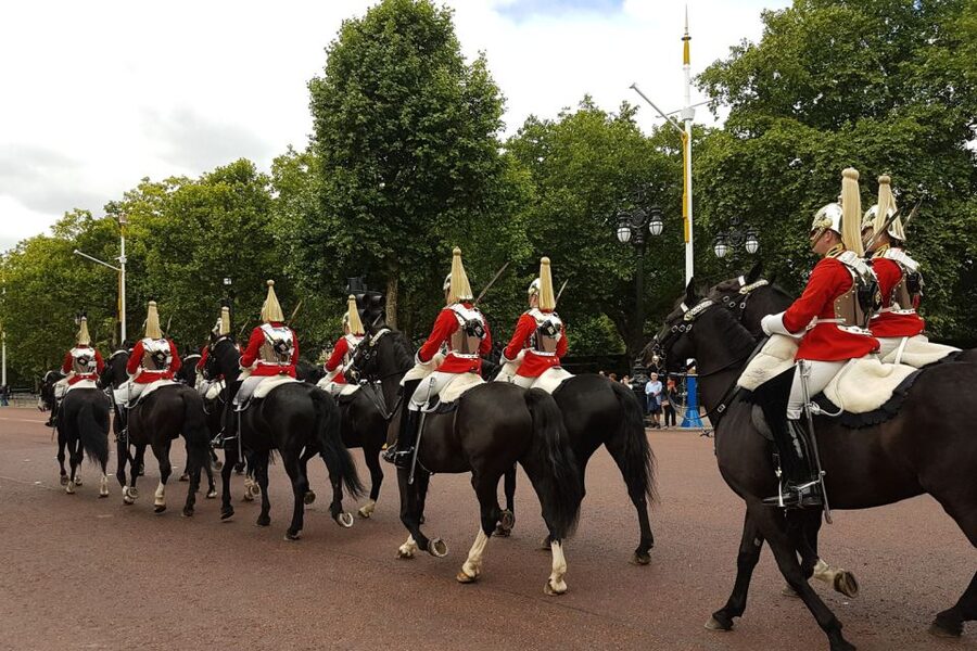 London: 30 London Sights Guided Walking Tour - Green Park to Buckingham Palace, Plus Changing of the Guard Reality Check