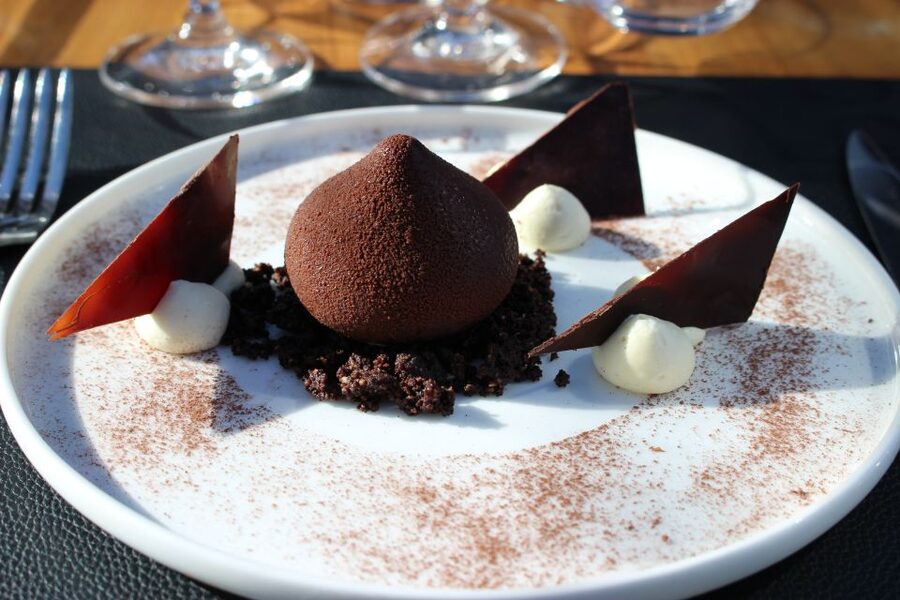 London: 4 Course Lunch Tour by Luxury Coach Bustronome - Service details: hosts, chefs, and small moments that make lunch feel special