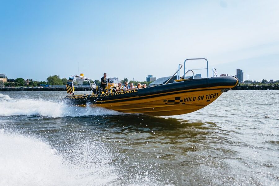 London: 45-Minute Speedboat Sightseeing Tour - The 20-minute speed burst, Docklands energy, and music cues
