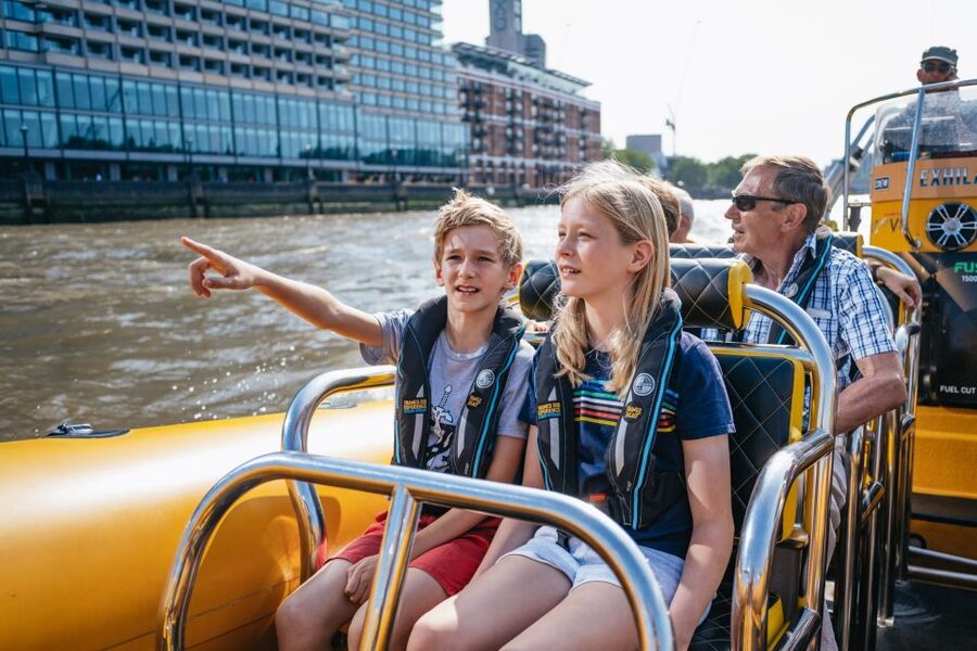 London: 45-Minute Speedboat Sightseeing Tour - Crew and live guiding style: when the facts come with a sense of play