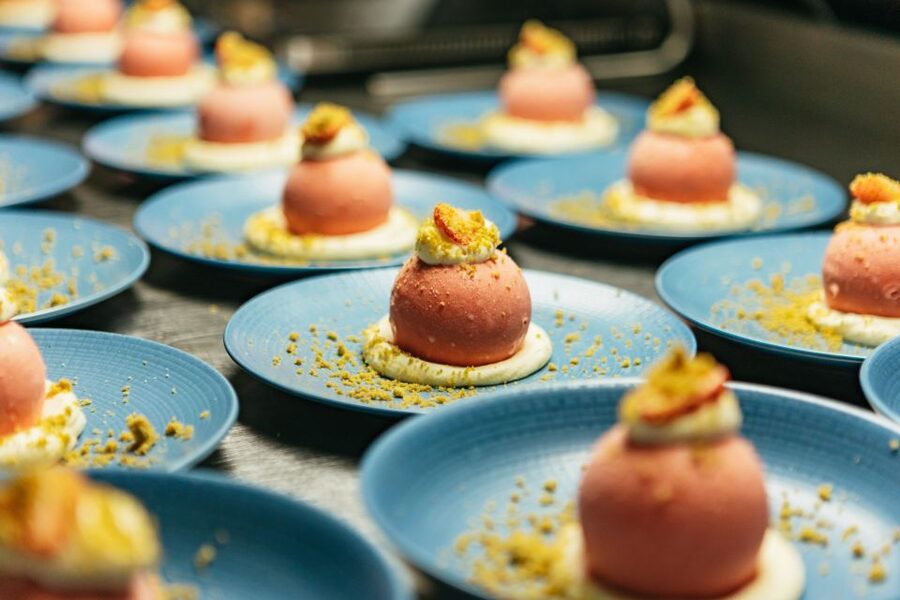 London: 6-Course Gourmet Dinner on a Luxury Coach - Who should book this dinner coach tour