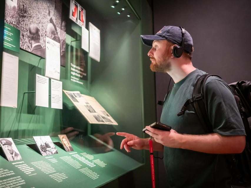 London: Big Ben, Churchill War Rooms & Buck'ham Palace Tour - Buckingham Palace: photos, stories, and a big-picture royal view