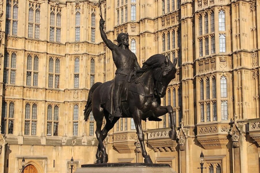 London: Big Ben, Churchill War Rooms & Buck'ham Palace Tour - Trafalgar Square: quick wins, iconic angles, and easy context