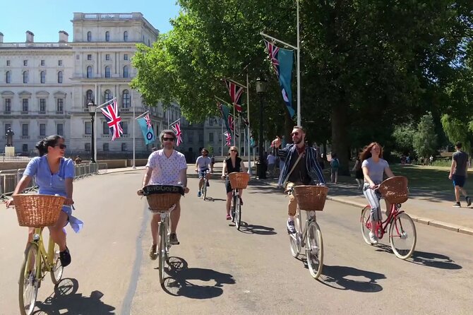 London Bike Tour: Landmarks, Secret Gems, Pub Stop & Street Art - Buckingham Palace and the Mall, with a bonus on Sundays