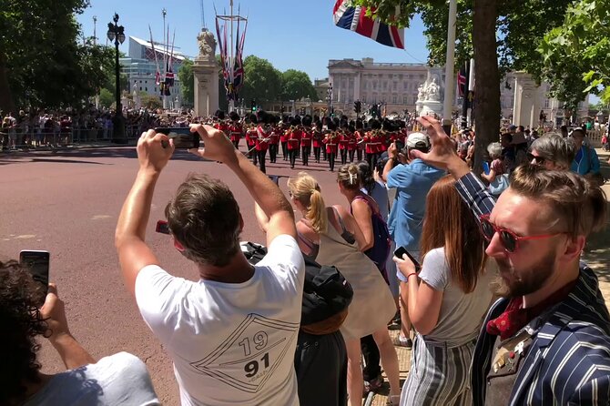 London Bike Tour: Landmarks, Secret Gems, Pub Stop & Street Art - Trafalgar Square, Covent Garden, and that perfect “London break”