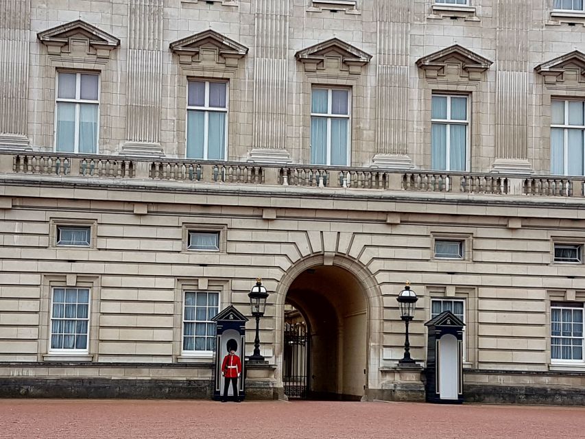 London: British Royalty Walking Tour - Green Park to Buckingham Palace: The Royal Parks Warm-Up