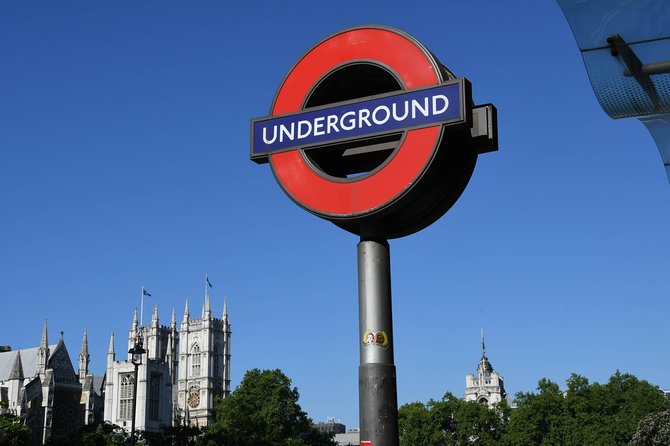 London: Buckingham Palace & Big Ben (& Westminster Abbey entry) - What I’d pack for this walk, based on what the tour asks for