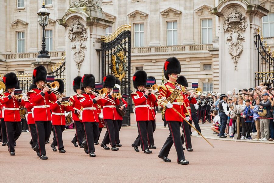 London: Buckingham Palace Entry & Changing of the Guard Tour - Foot Guards vs Horse Guards, and how the schedule affects your tour