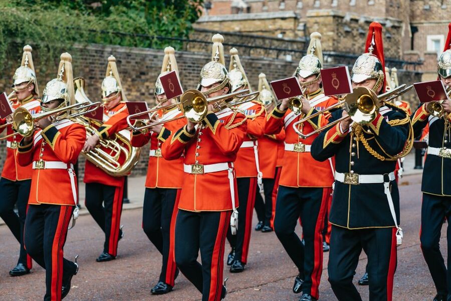 London: Changing of The Guard Tour - From Edward VII to The Mall: the route that makes photos possible