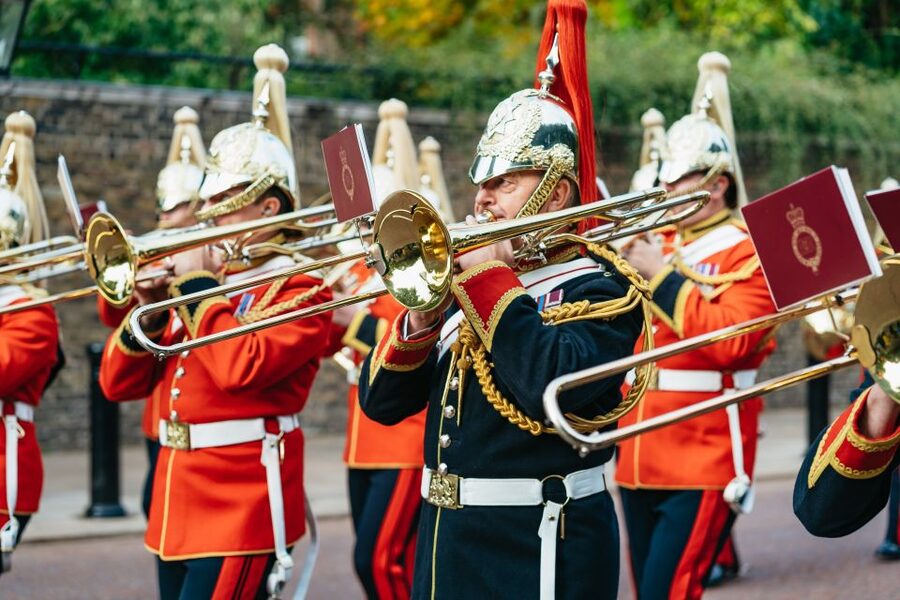 London: Changing of The Guard Tour - St James’s Palace stop: photos and context in the same pocket