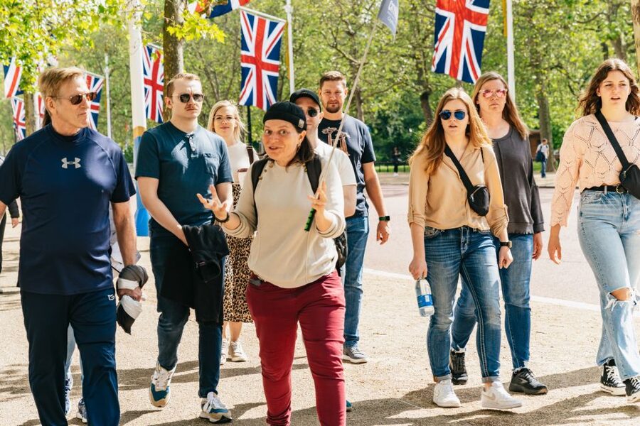 London: Changing of the Guard Tour by Buckingham Palace - The Buckingham Palace photo stop, quick and useful