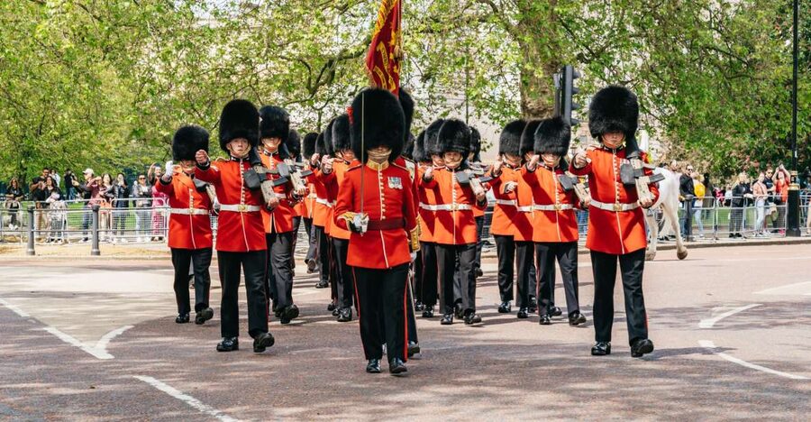 London: Changing of the Guard Tour by Buckingham Palace - How you get a clear view without waiting in the wrong place